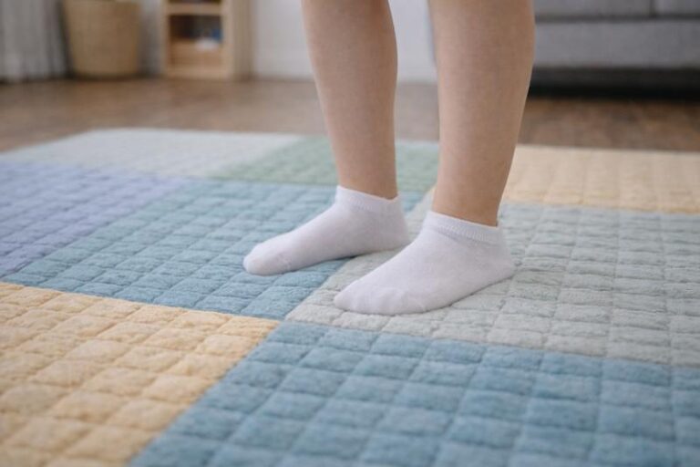 Como muda a experiência tátil ao usar tapetes sensoriais infantis com meias